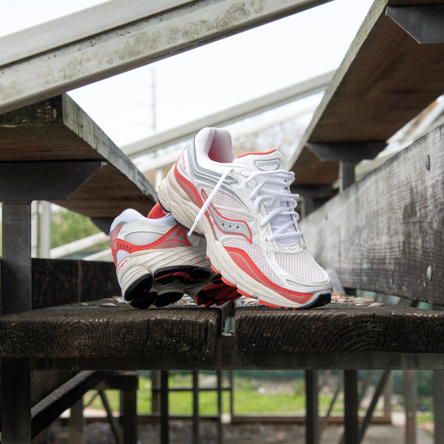 Mens Saucony ProGrid Omni 9 (Ivory/Coral)