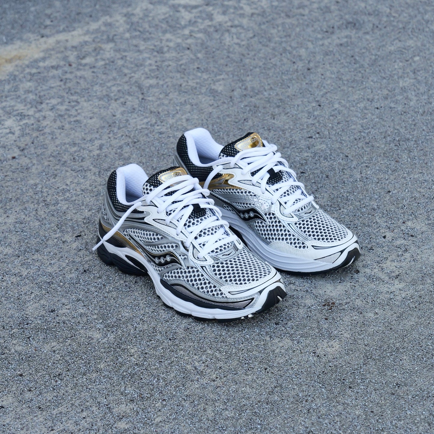 Mens Saucony ProGrid Omni 9 (Silver/Gold)